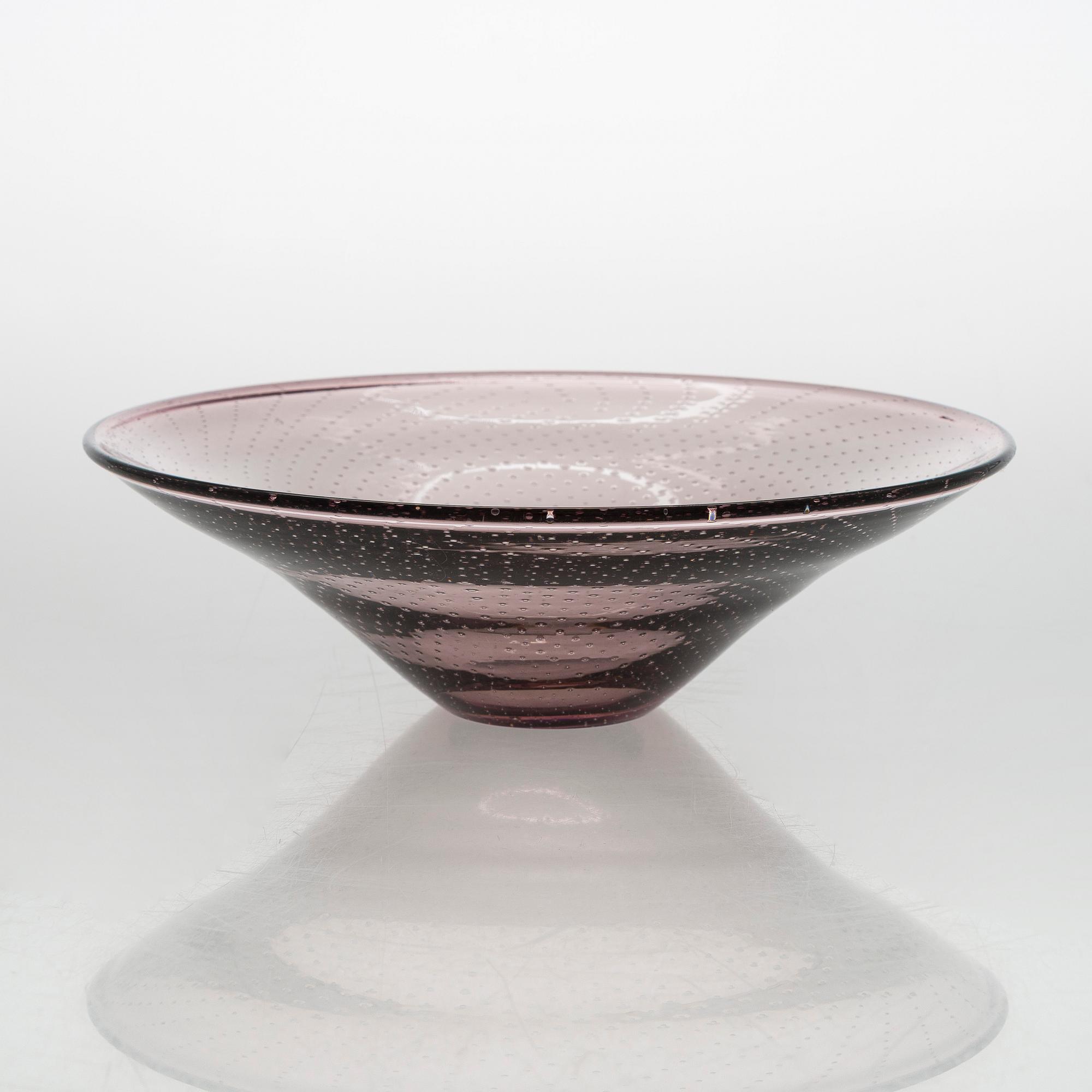Gunnel Nyman, A glass bowl, model 'GN 11'. Signed G. Nyman Nuutajärvi Notsjö. Unclear date.