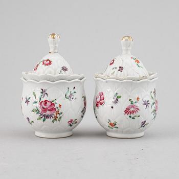 A pair of famille rose custard cups with covers, Qing dynasty, Qianlong (1736-95).