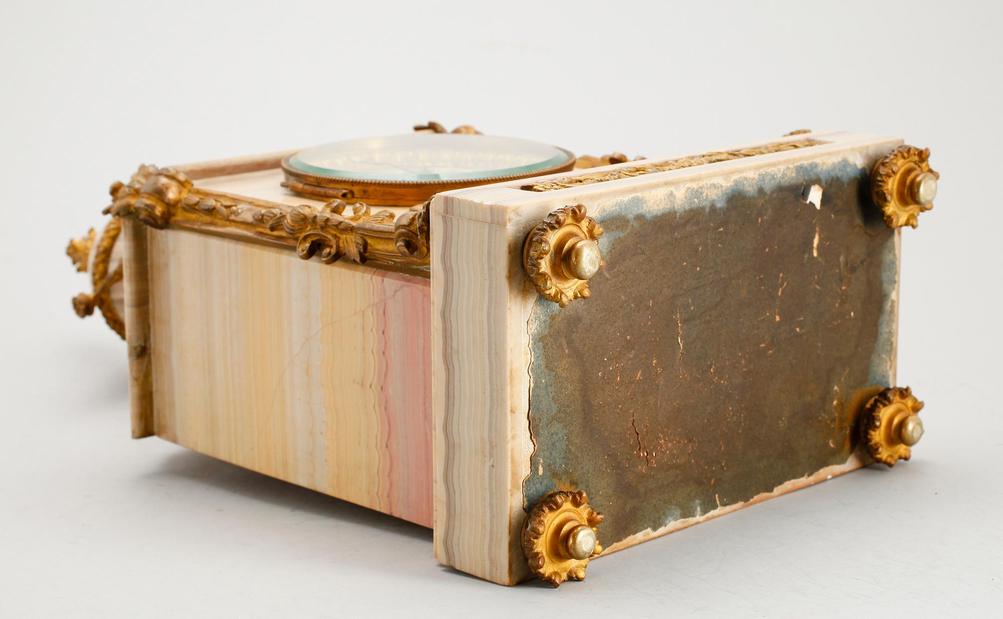 BORDSPENDYL, marmor och mässing, Louis XVI-stil, 1800-/1900-tal.