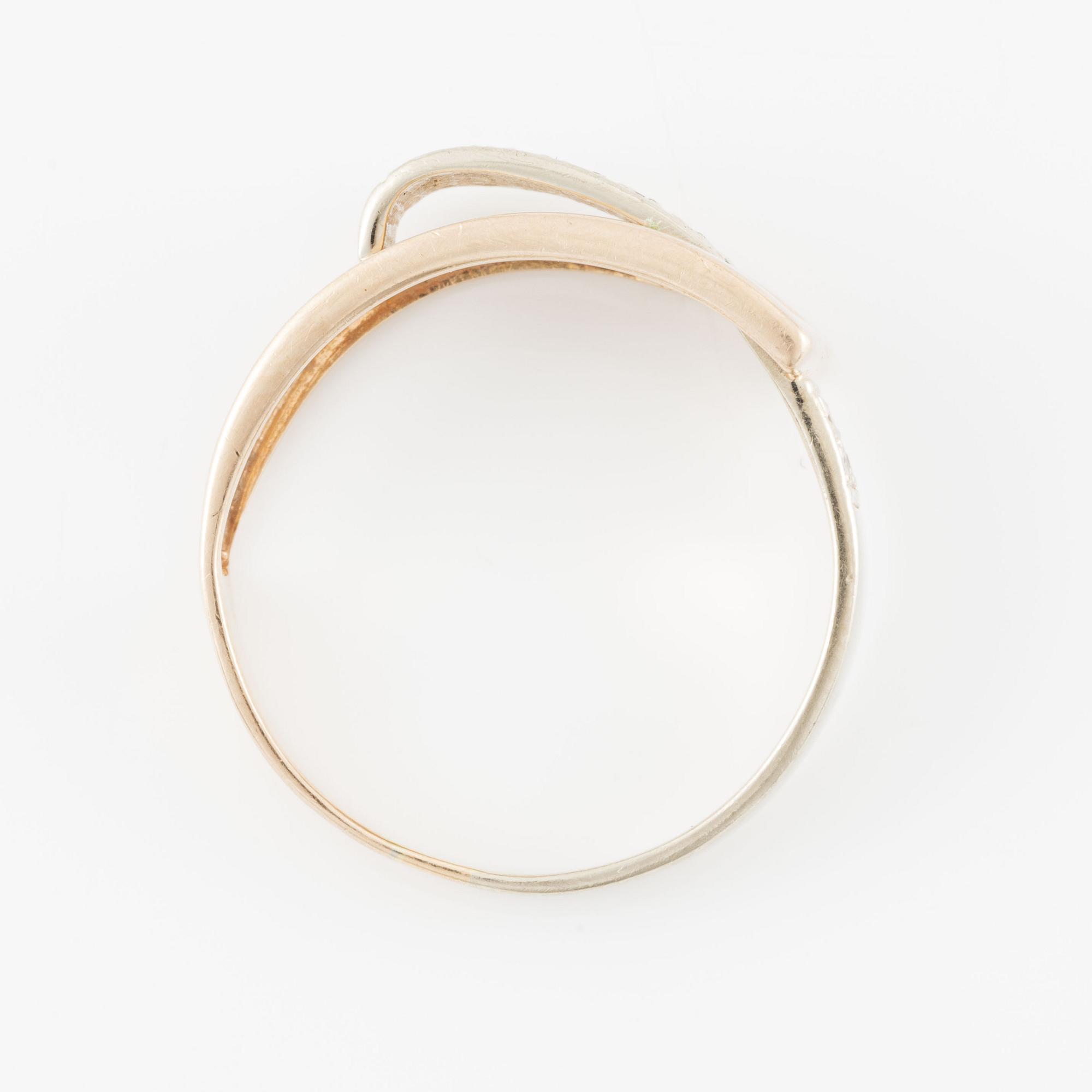 Ring 14K gold with brilliant-cut diamonds.