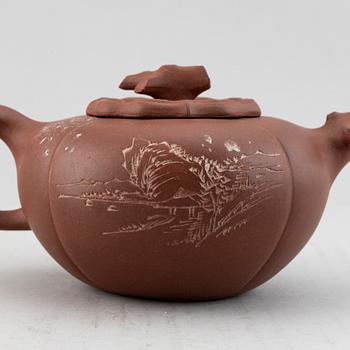 A Chinese yixing teapot with cover, 20th century.