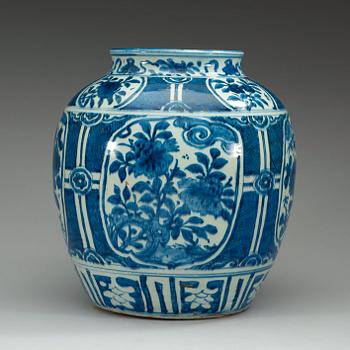 A blue and white jar, Ming dynasty Wanli (1572-1620).