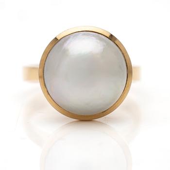 18K gold ring with a mabé pearl.