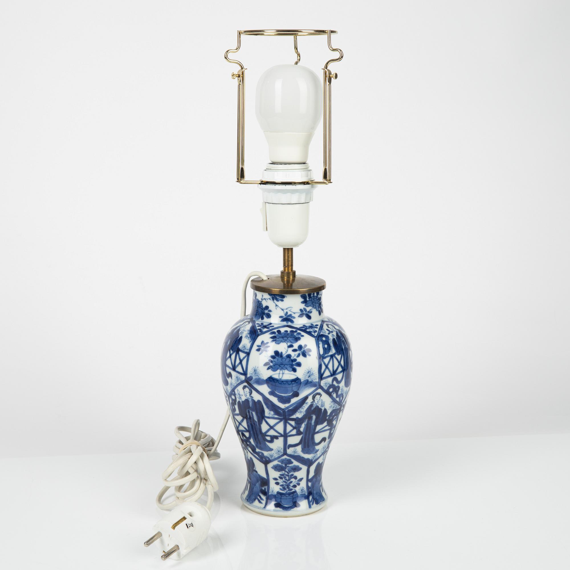 Vas/bordslampa, porslin. Kina, Qingdynastin, Kangxi (1662-1722).