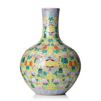 Vas, porslin. Kina, 1900-tal med Qianlongsmärke.