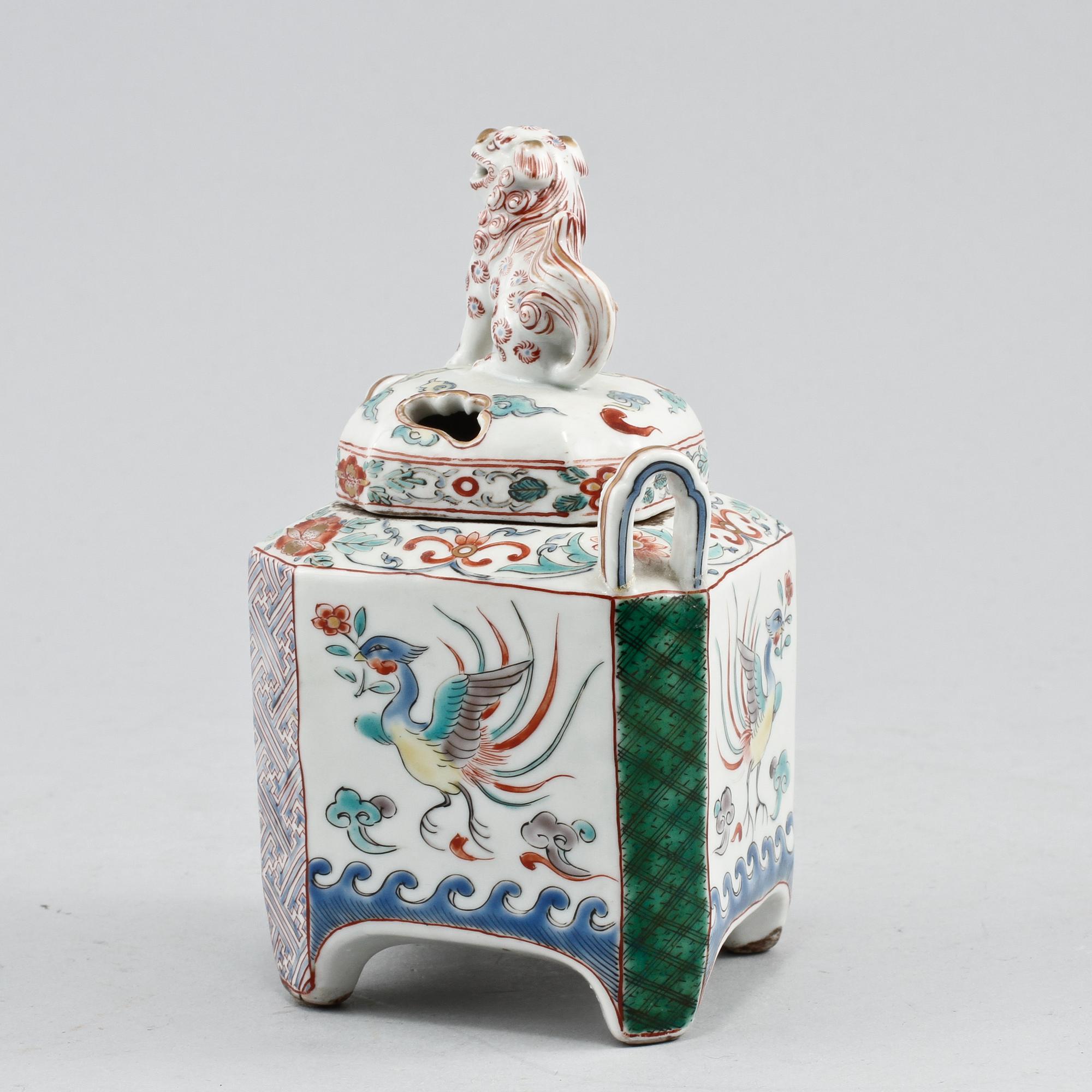 KRUKA med LOCK, porslin, Japan, 1800-tal.