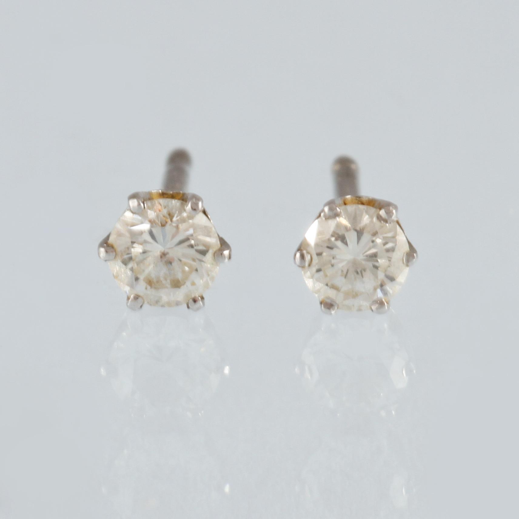 ÖRHÄNGEN, 18K vitguld med 2 briljantslipade diamanter ca 0.30 ct. Vikt 0,9 gram.