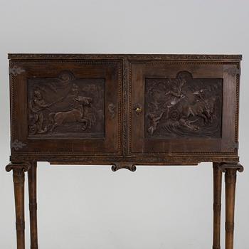 Skåp, Swedish Grace, enligt uppgift utfört av bildhuggare Ernst Sundbeck.1920-30-tal.