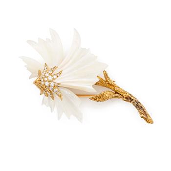 528. A Sterlé flower brooch in 18K gold and mother-of-pearl set with round brilliant-cut diamonds.