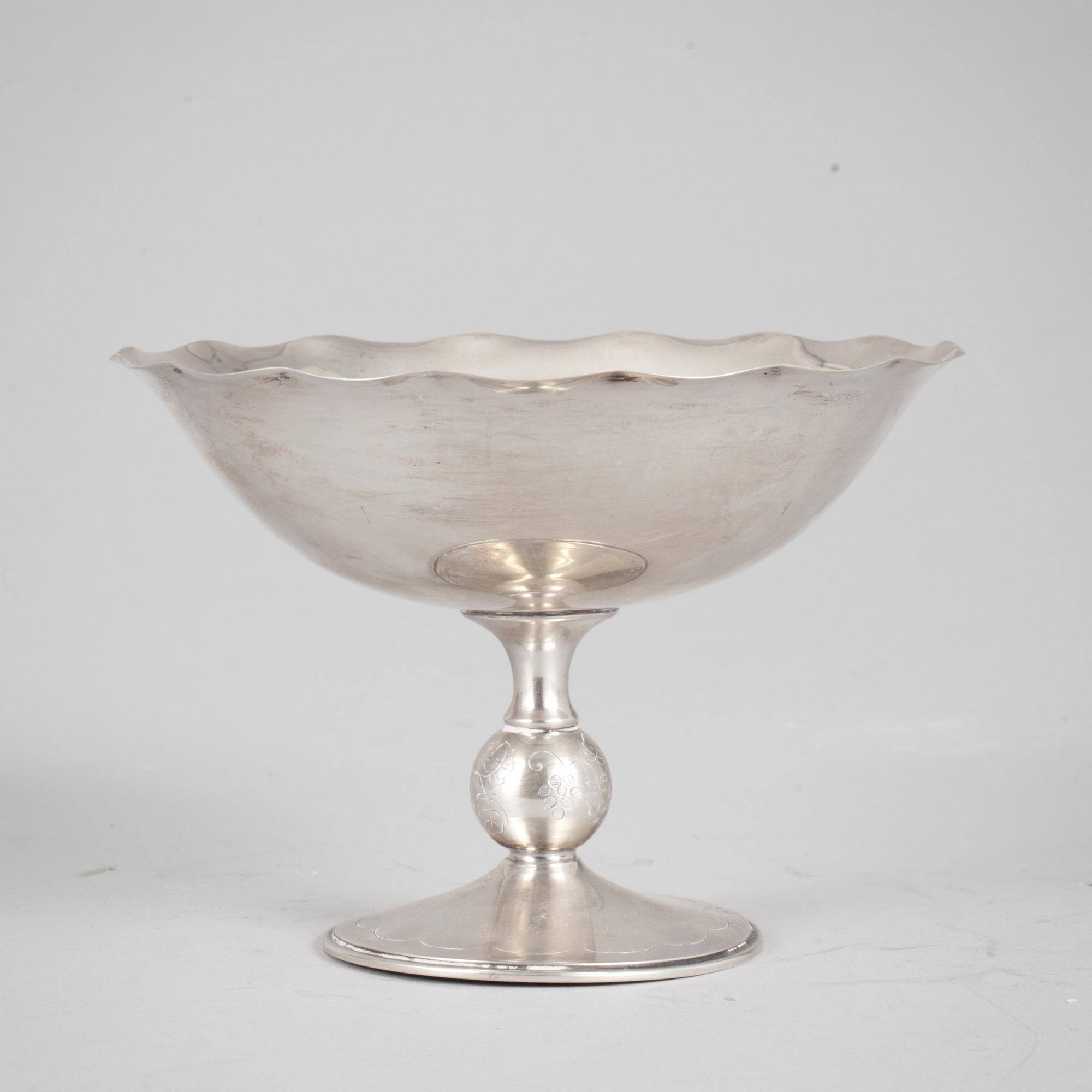 SKÅL PÅ FOT, silver. C.G Hallberg, Stockholm, 1925. Vikt ca 142 g.