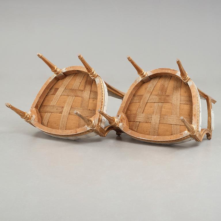 KARMSTOLAR, två stycken mycket snarlika, gustavianska stockholmsarbeten, 1700-talets slut.