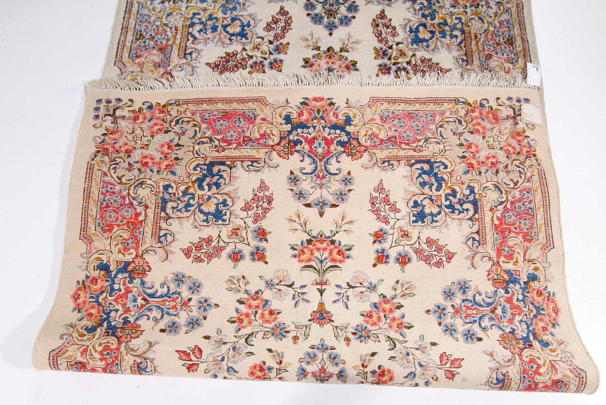 MATTA, orientalisk. Ca 257 x 146.