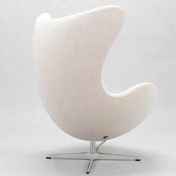 ARNE JACOBSEN, An "Egg chair" designed for Fritz Hansen. Manufacturing year 2015.