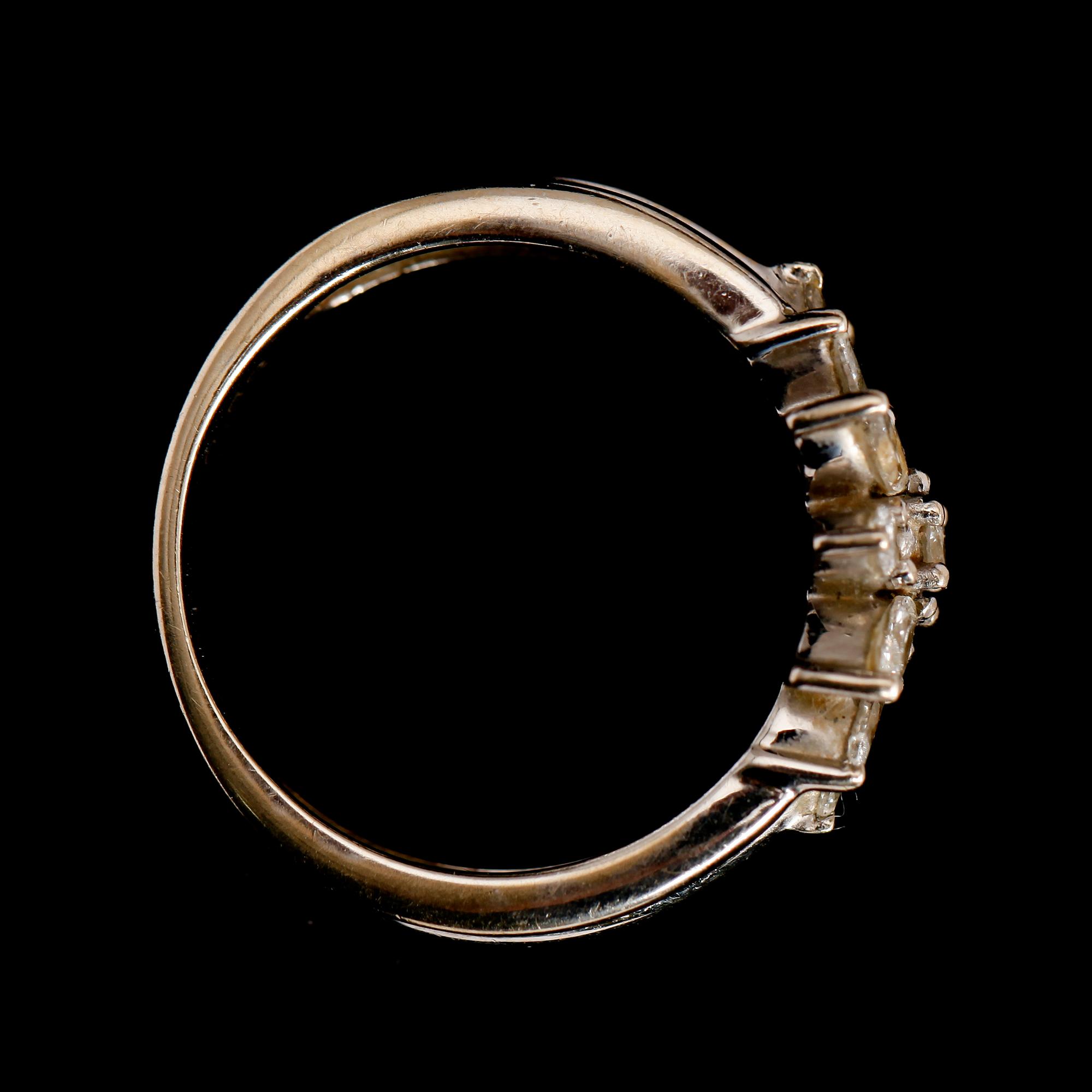 RING, 18 k vitguld, diamanter 0.62 ct enl gravyr. Total vikt ca 5 g.