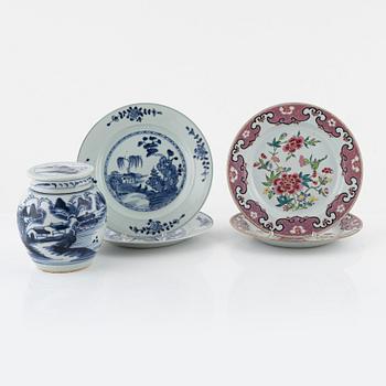 A set of four dinner plates and a jar with cover, Qing dynasty, 18th and 19th Century.