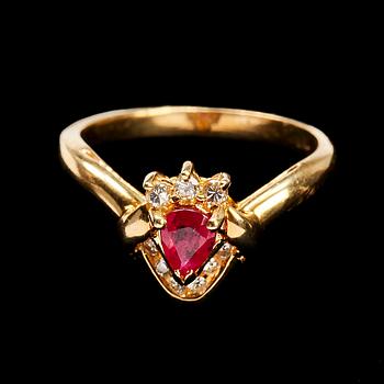 RING, 18k guld med rubin och 9 briljantslipade diamanter. Vikt 3 g.