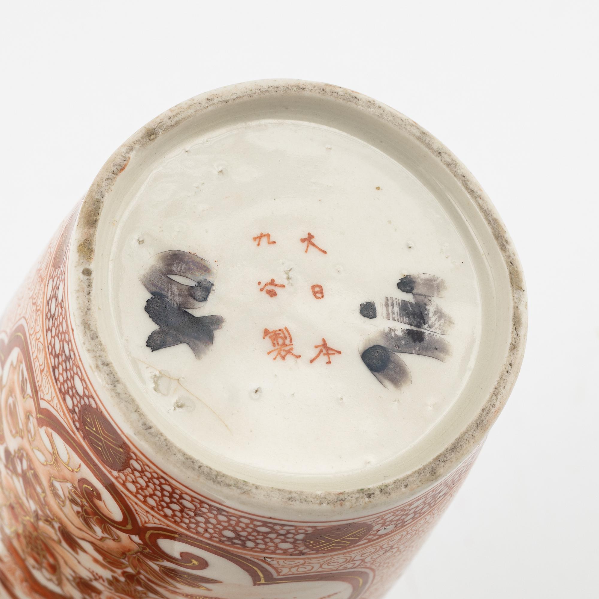 A porcelain vase, Japan, beginning of the 20th century.