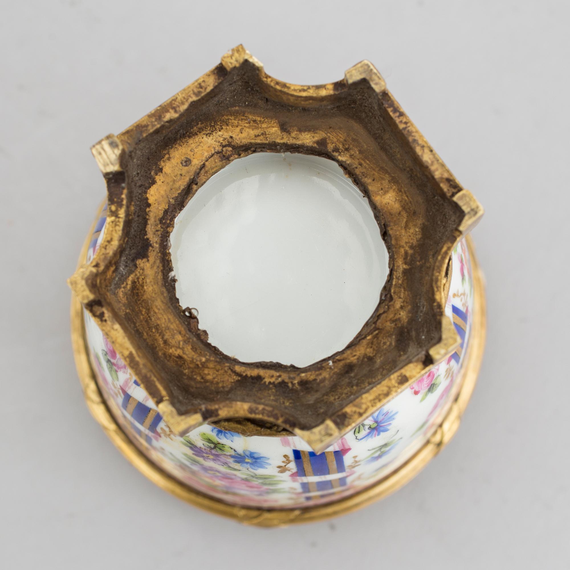 BLÄCKHORN, porslin och brons. Empire, 1800-talets första hälft.