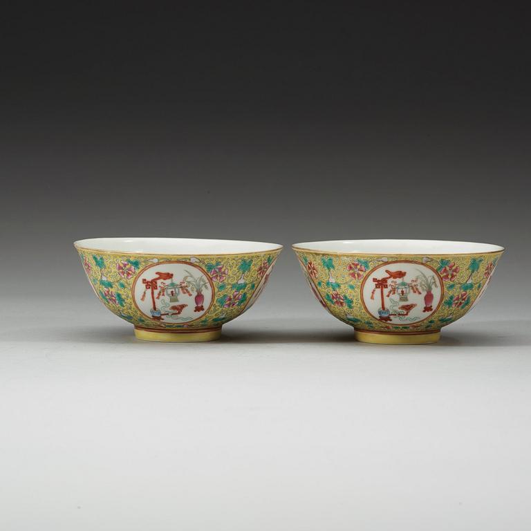 A pair of yellow ground bowls, late Qing dynasty (1644-1912).