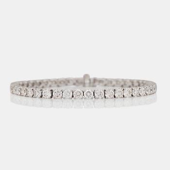 1188. A brilliant-cut diamond bracelet. Quality circa H/VS, total gem-weight 11.42 cts accordning to engraving.