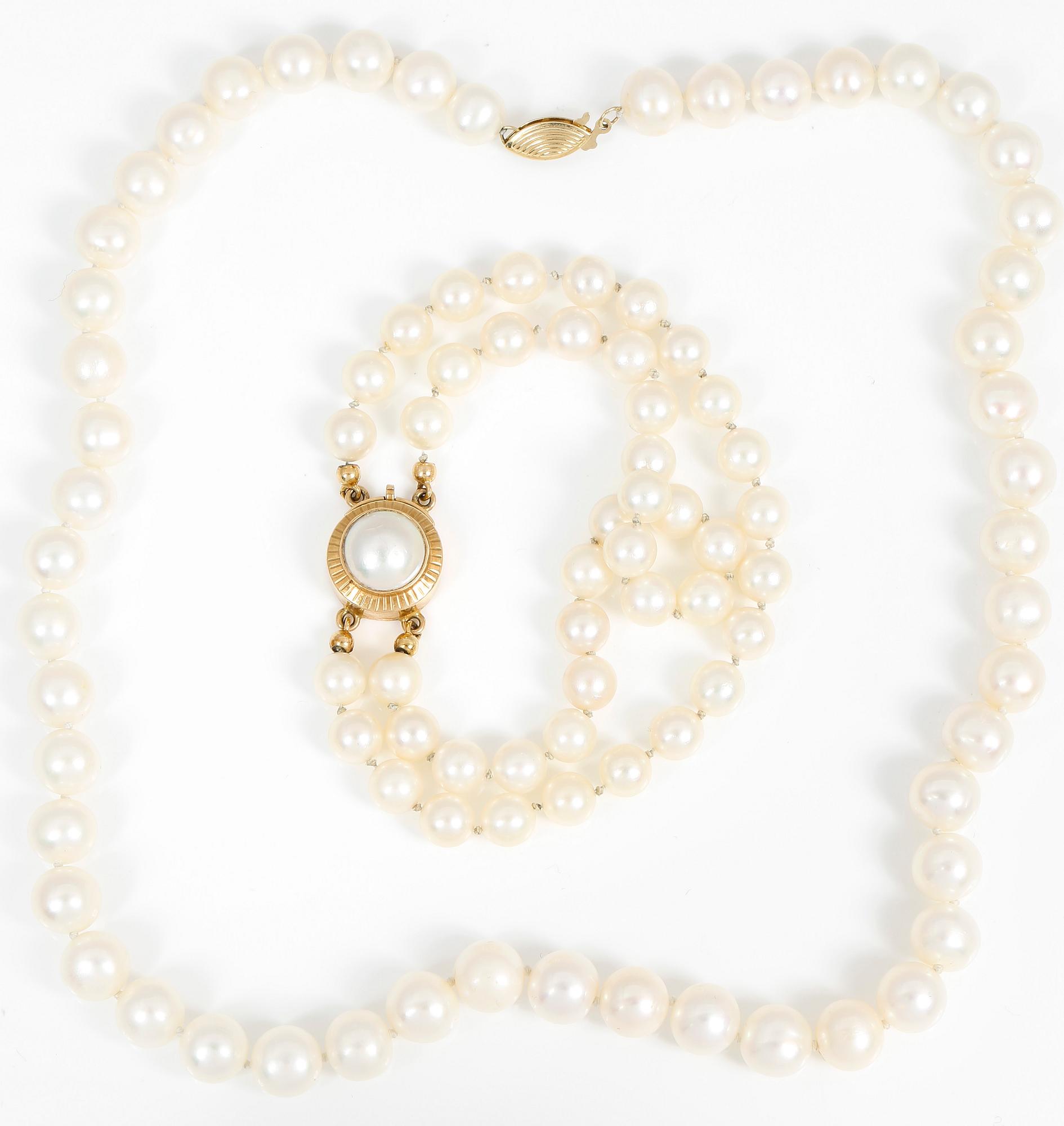 PÄRLCOLLIER samt ARMBAND, halssmycket med 14K lås och armbandet med 18K. Vikt 58,80 g.
