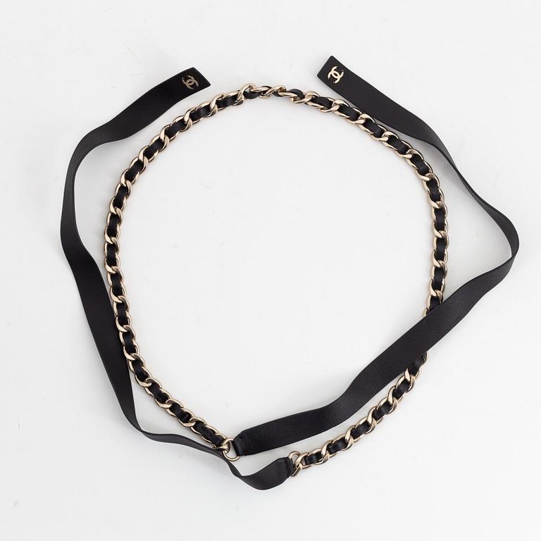 Chanel, a chain and leather belt, 2020, size M.