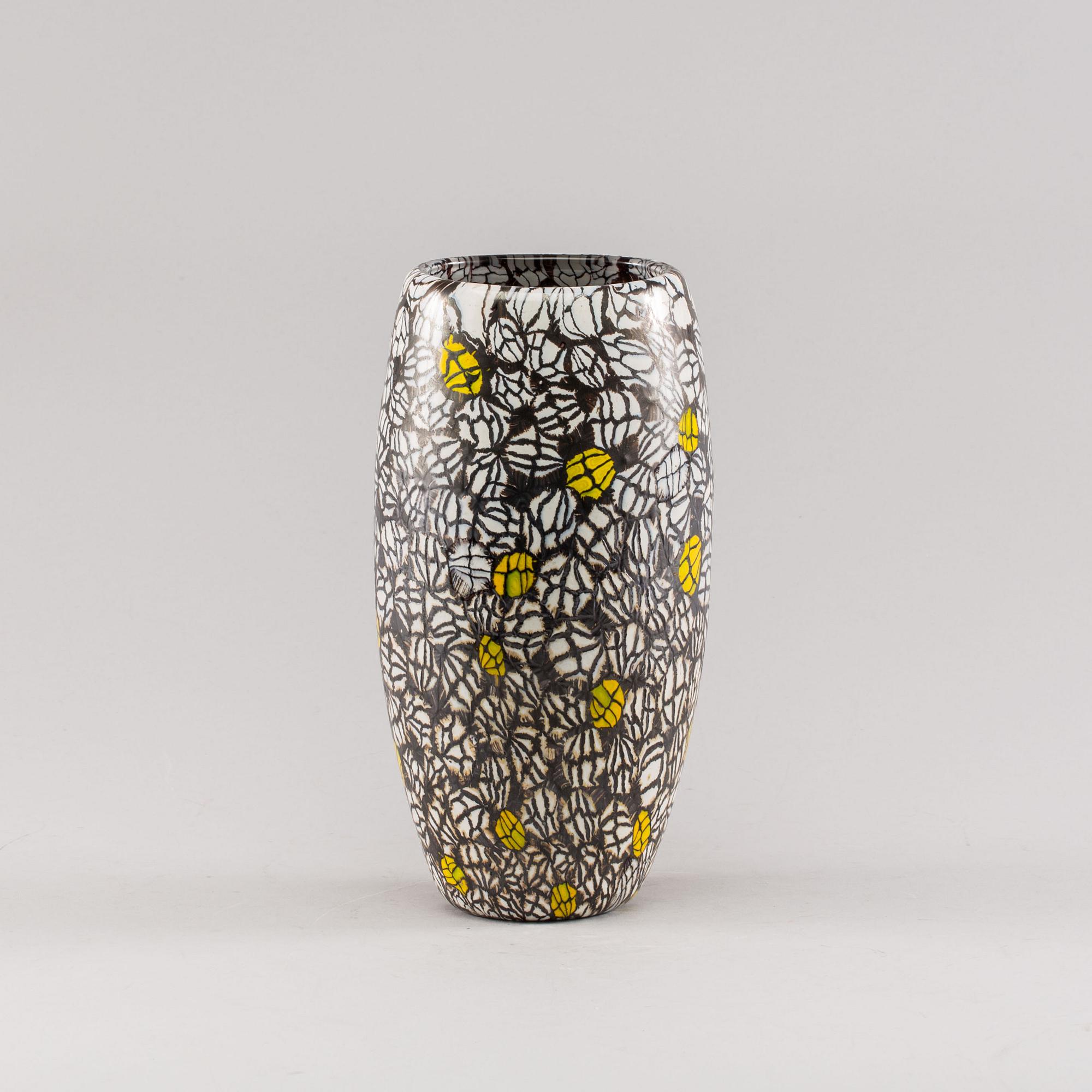 A VITTORIO FERRO GLASS VASE FOR FRATELLI PAGNIN AROUND 1990-2000.