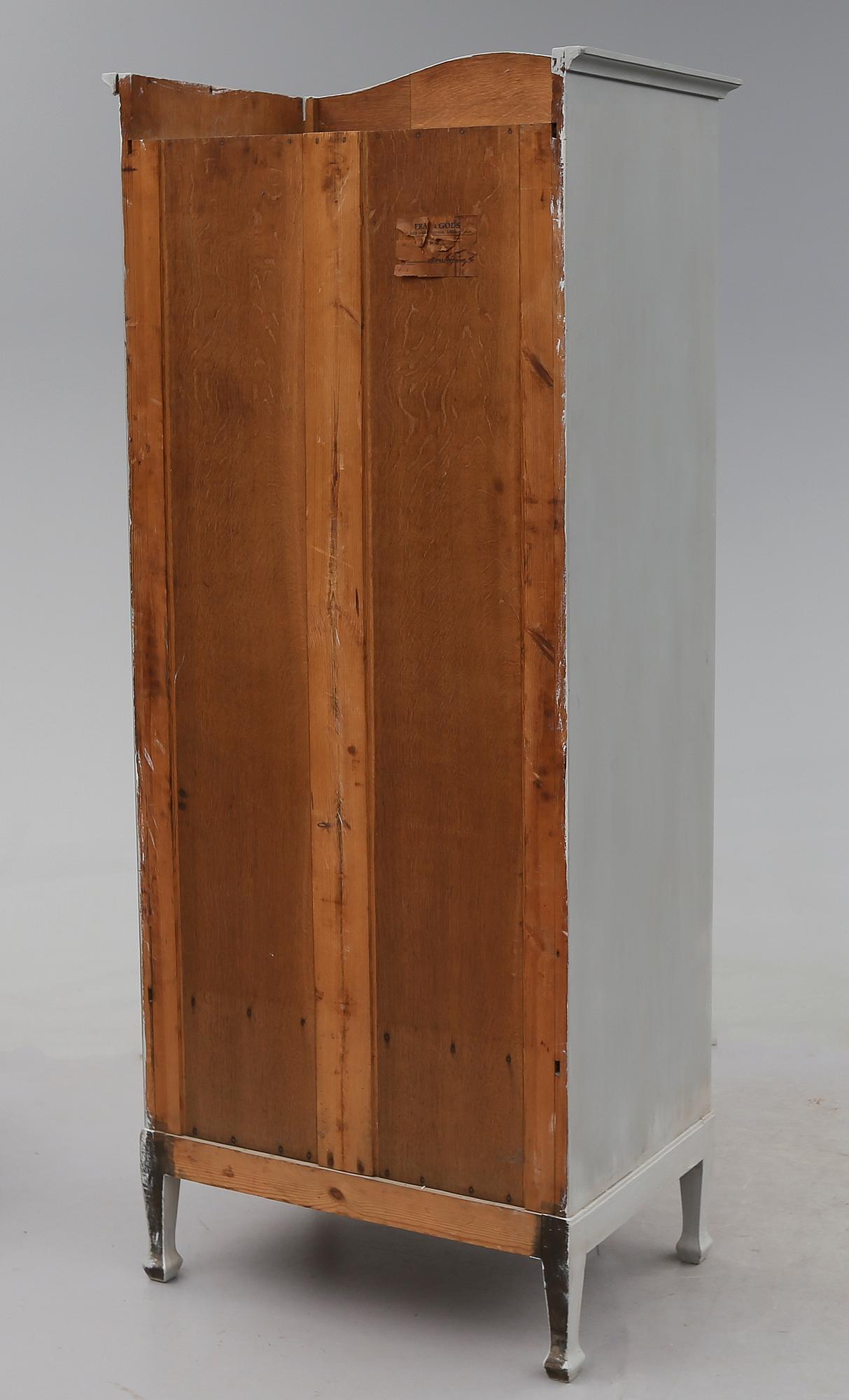 KLÄDSKÅP, 1900-talets första hälft.