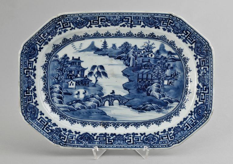 STEKFAT, porslin, Kina, Qianlong, 1736-95.