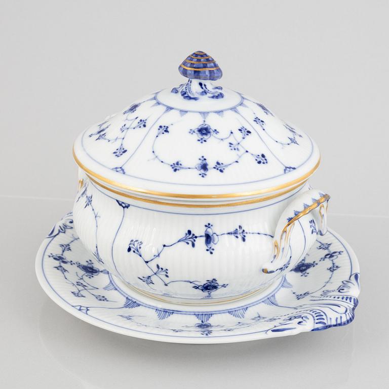 A 'Blue Fluted Plain' / 'Musselmalet' tureen with cover and stand, Royal Copenhagen, the stand model '463' 1893-1900.