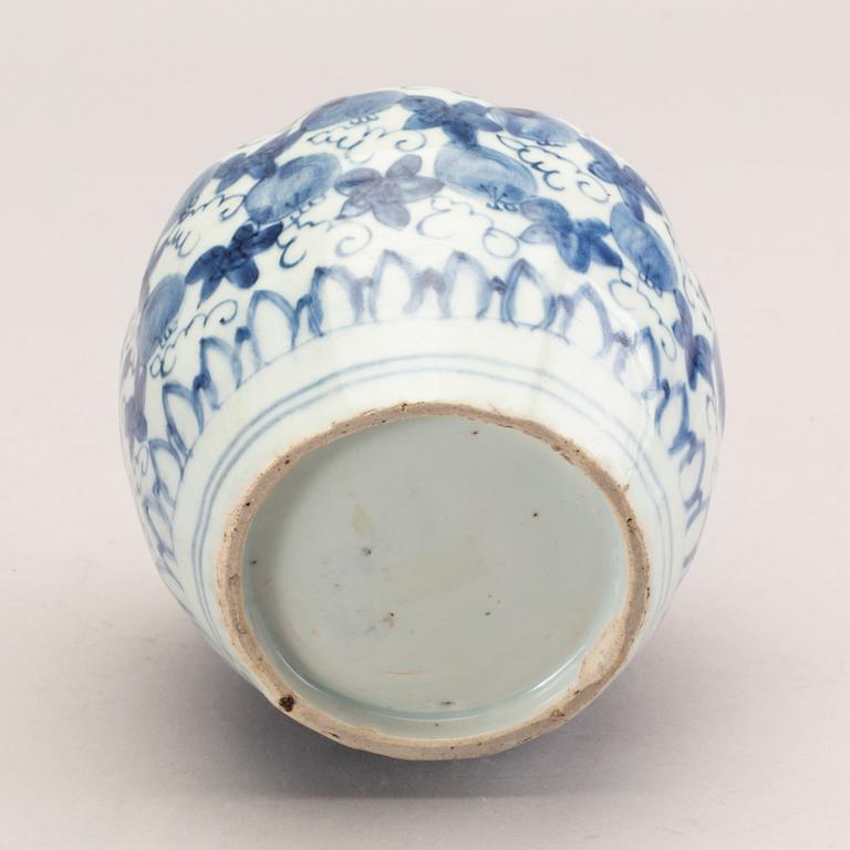 A blue and white jar, Ming dynasty, Wanli (1572-1620).