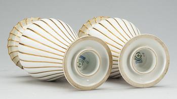 VASER, ett par, porslin, Royal Copenhagen, 1900-tal.