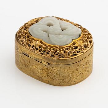 A gilded box with an 'endless knot' inlay, Qing dynasty, 19th century.