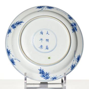A blue and white dish, Qing dynasty, Kangxi (1662-1722).