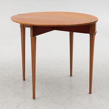 A late Gustavian card table, from around the year 1800.