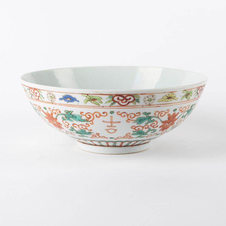 A Chinese bowl, late Qing dynasty, 19th/20th Century.