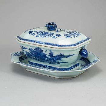 A blue and white export porcelain tureen with cover and dish, Qing dynasty, Qianlong (1736-95).