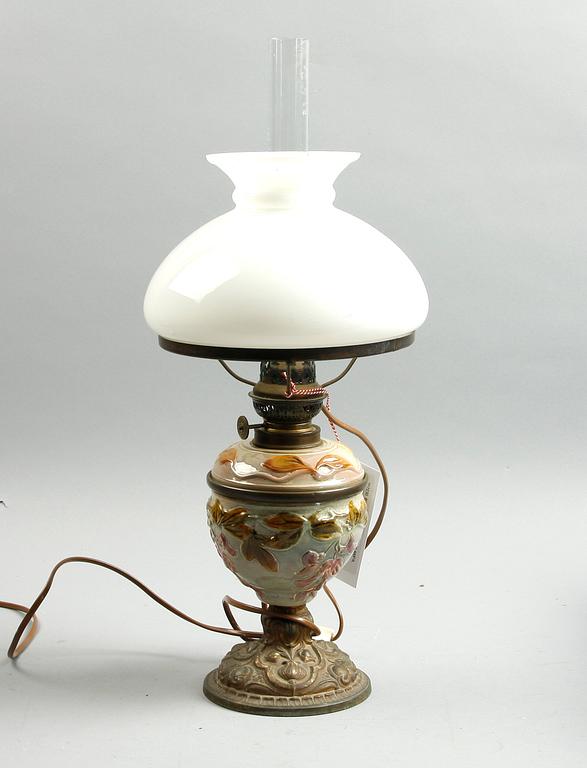 BORDSLAMPA/FOTOGENLAMPA. Majolika, 1800/1900-tal.