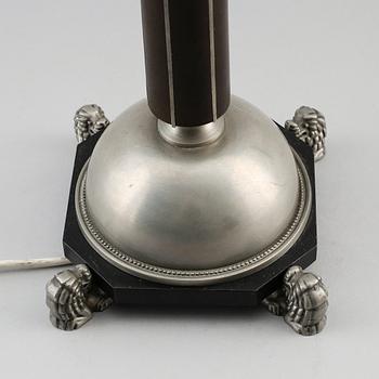 BORDSLAMPA, tenn och svärtat trä, 1900-talets första hälft.