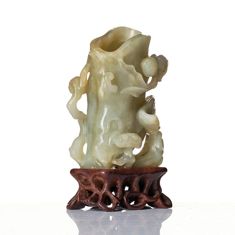 A nephrite vase, late Qing dynasty/20th century.