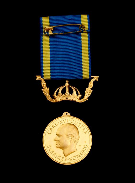 MEDALJ, 23 k guld, Carl XVI Gustaf, 2003. Vikt ca 15 gram.