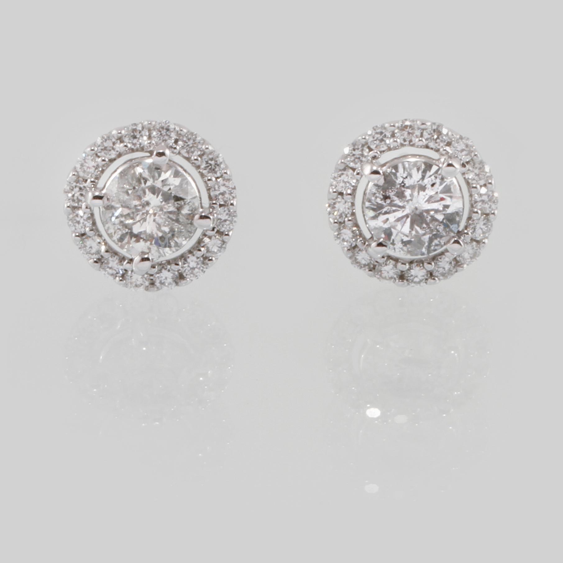 ÖRHÄNGEN, 18K vitguld med 2 briljantslipade diamanter 0.84 ct samt små briljantslipade diamanter 0.28 ct. Vikt 2,8 gram.