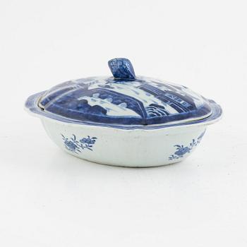 A Chinese Blue and White Tureen with Lid, Qing Dynasty, Jiaqing (1796-1820).