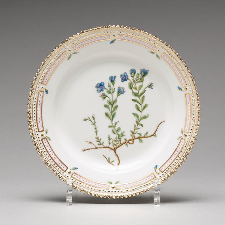 ASSIETTER, 12 stycken, porslin. "Flora Danica", Royal Copenhagen, Danmark, 1900-tal.