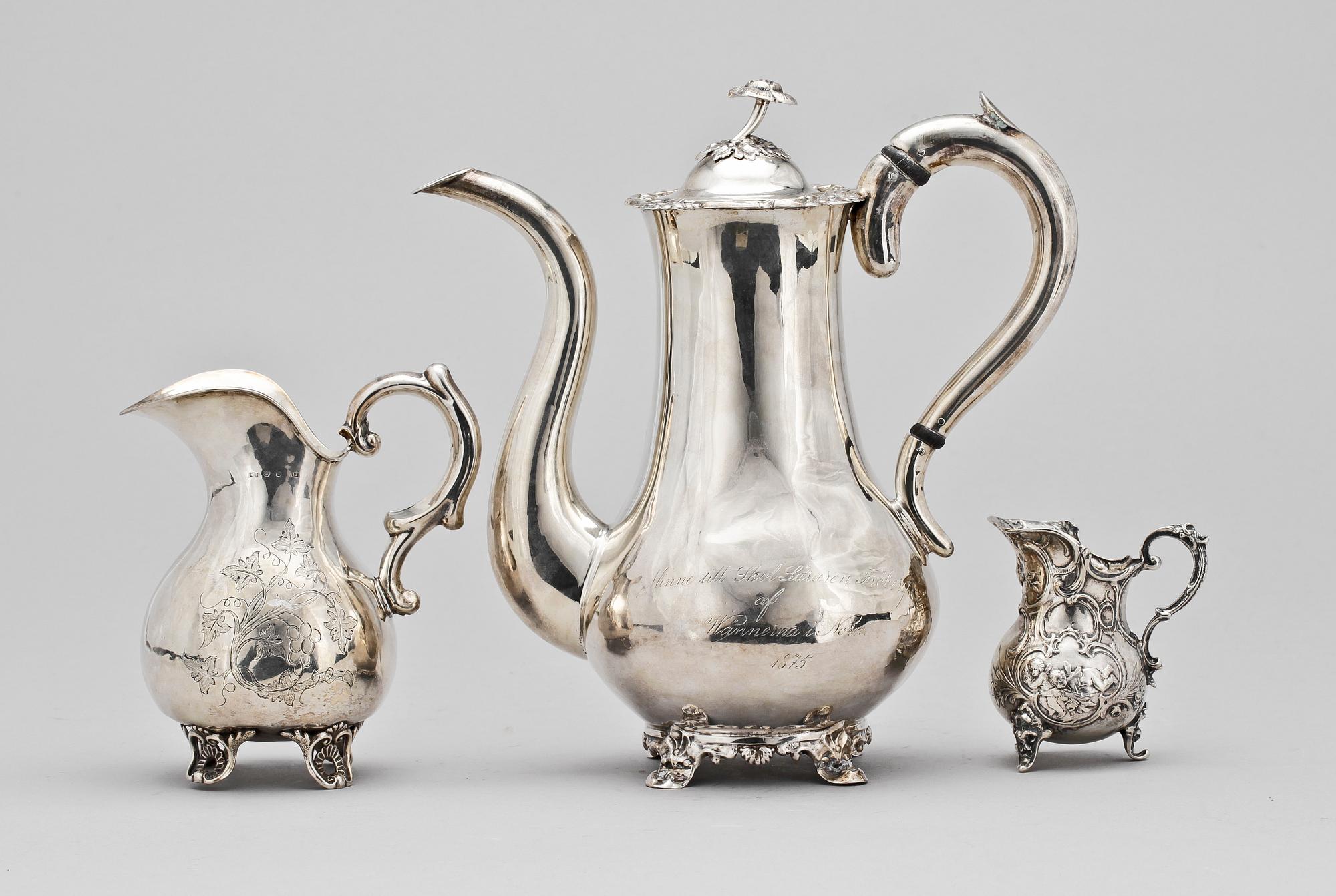 KAFFEKANNA, KANNA samt GRÄDDKANNA, silver. 1800-tal. Ca 645 g.