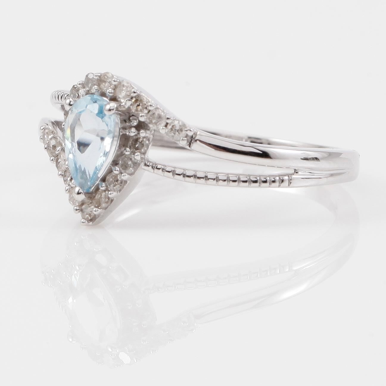 RING, 14K vitguld, diamanter tot ca 0.17 ct. och akvamarin tot ca 0.50 ct.