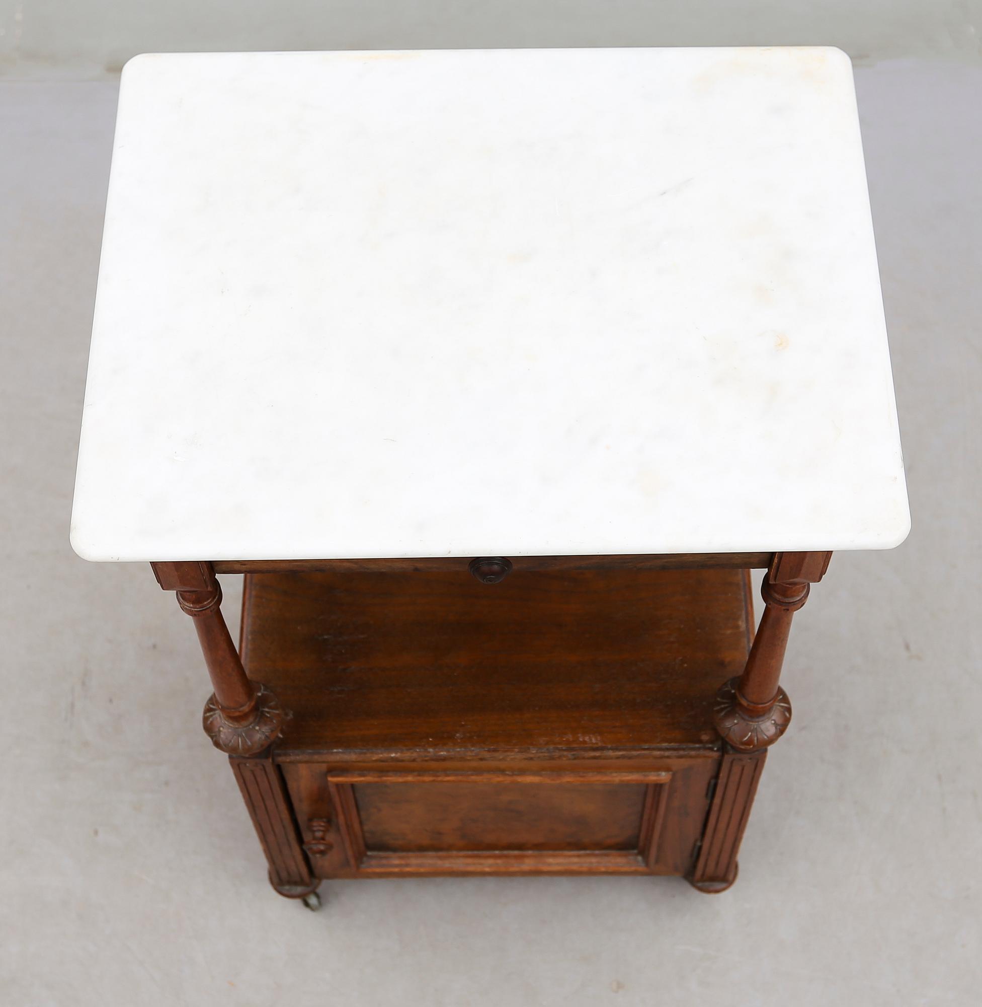 SÄNGBORD, 1800-talets andra hälft.