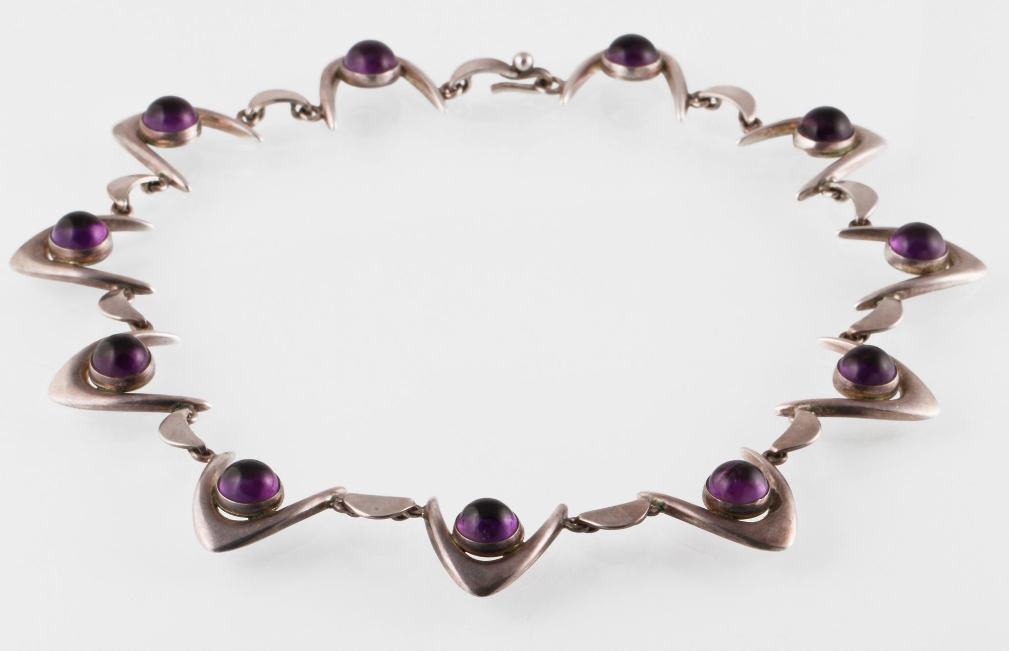 GARNITYR, 3 delar, sterllngsilver med cabochonslipade ametister, Arne Johansen, Roskilde. Vikt 100,4 gram.