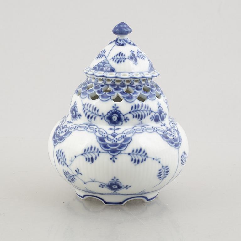 A porcelain "Blue fluted Full Lace"/"Musselmalet", Potpourri jar with cover, Royal Copenhagen, model 1186, 1920's/30's.