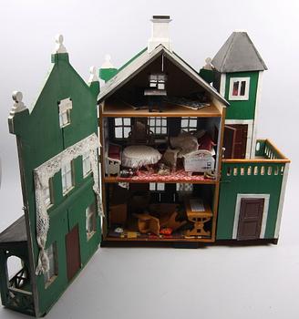 DOCKSKÅP MED MÖBLER, ca 20 delar, trä, 1900-talets första hälft.